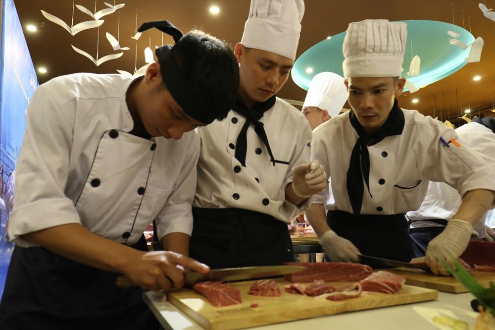 Con cá ngừ đại dương vây xanh trên sau đã được các đầu bếp của nhà hàng mổ và chế biến thành các món ăn khác nhau để phục vụ thực khách.