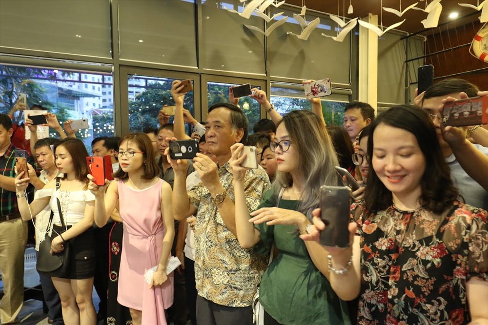 Hàng trăm thực khách đã cùng chứng kiến quá trình chế biến con cá ngừ vây xanh này.