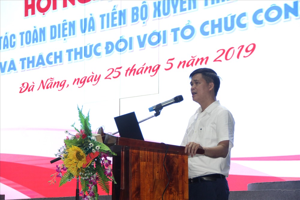 Ông Ngọ Duy Hiểu - Phó chủ tịch LĐLĐ Việt Nam trình bày tại hội nghị