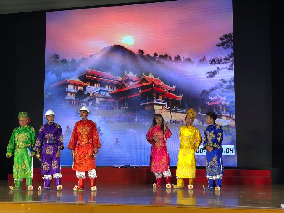Phần thi chào hỏi của sinh viên, cán bộ nhà giáo NLĐ trường Đai học Xây dựng Hà Nội.