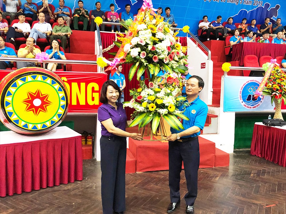 Bà Vũ Thị Thu Thủy- Phó Chủ tịch UBND tỉnh Quảng Ninh tặng hoa cho lãnh đạo LĐLĐ Quảng Ninh - đơn vị tổ chức ngày hội. Ảnh: BQN