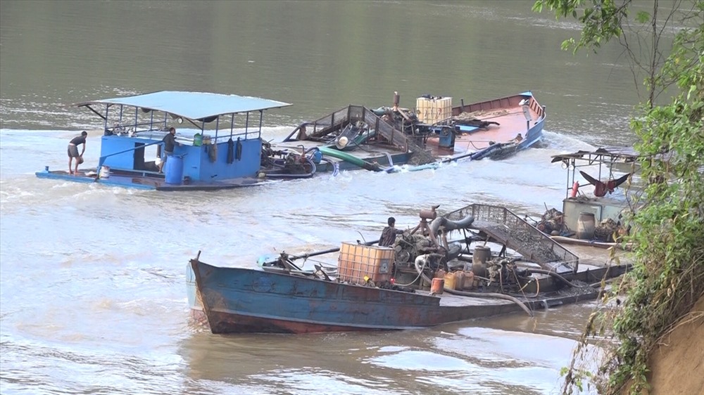 Hình ảnh 2 con tàu của “cát tặc” đang “ăn” cát trên sông Đồng Nai. Ảnh: N.H