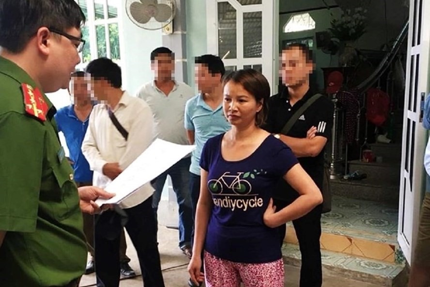 Công an đọc lệnh bắt bà Trần Thị Hiền - mẹ nữ sinh giao ở bị sát hại ở Điện Biên.