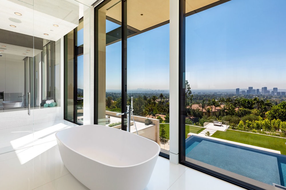 Theo MLS - cơ sở dữ liệu dành cho các nhà môi giới bất động sản, biệt thự cho thuê đắt nhất ở Los Angeles tính đến thời điểm này là biệt thự ở Bel Air gồm 9 phòng thủ, 12 phòng tắm, có giá 445.000 USD/tháng hồi tháng 4.2017.