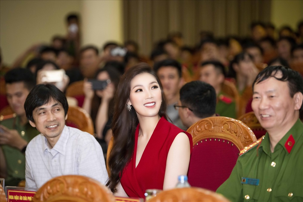 Hoa hậu Phí Thuỳ Linh trở thành người “cầm cân nảy mực”