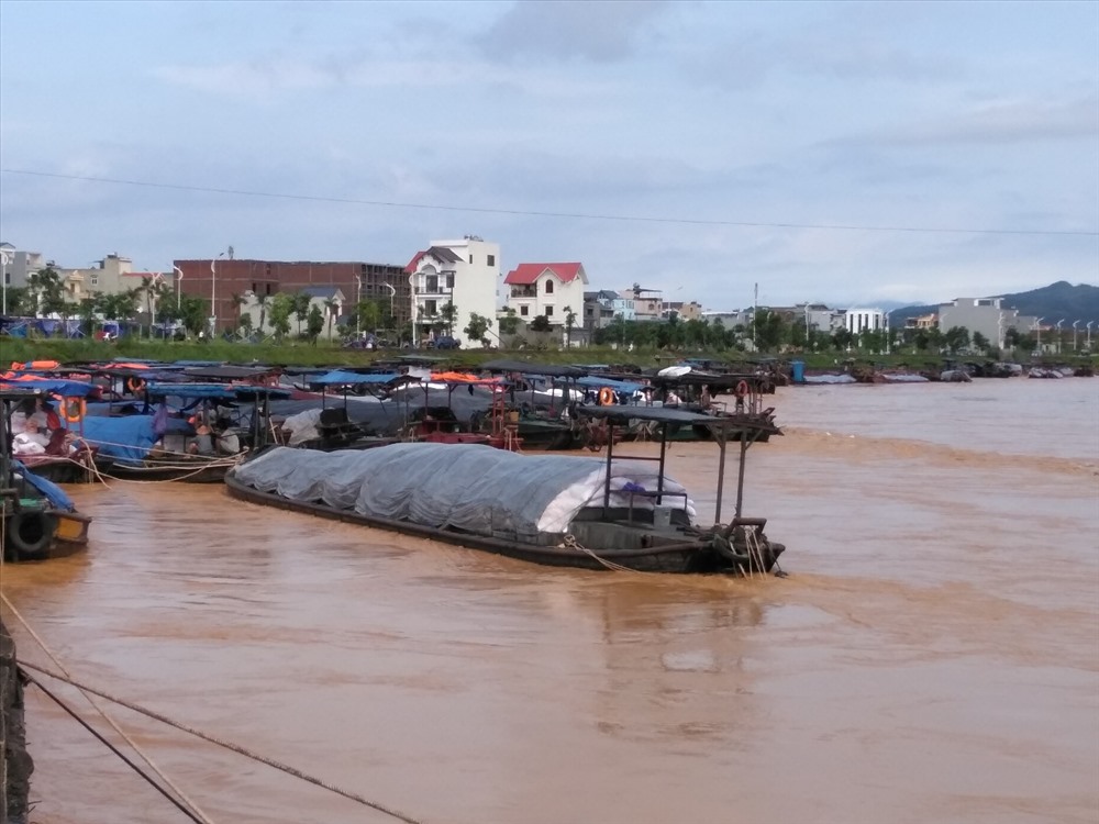 Cả chục đò sát vận chuyển hàng hóa cửa khẩu hai nước Việt- Trung bị lũ dâng đột ngột nhấn chìm dưới sông  Ka Long (Móng Cái). Ảnh: T.N.D