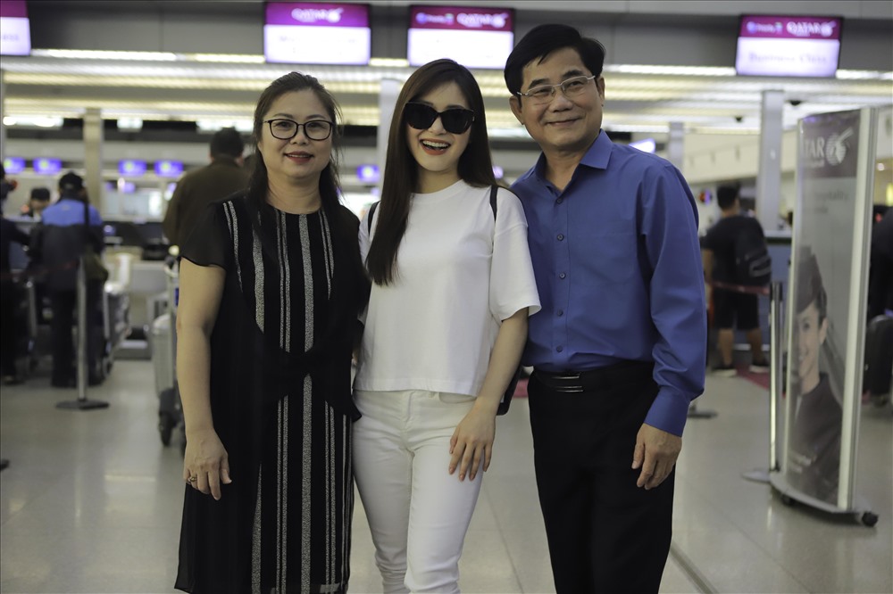 Bố mẹ Hương Tràm cũng ra tiễn con gái tại sân bay.
