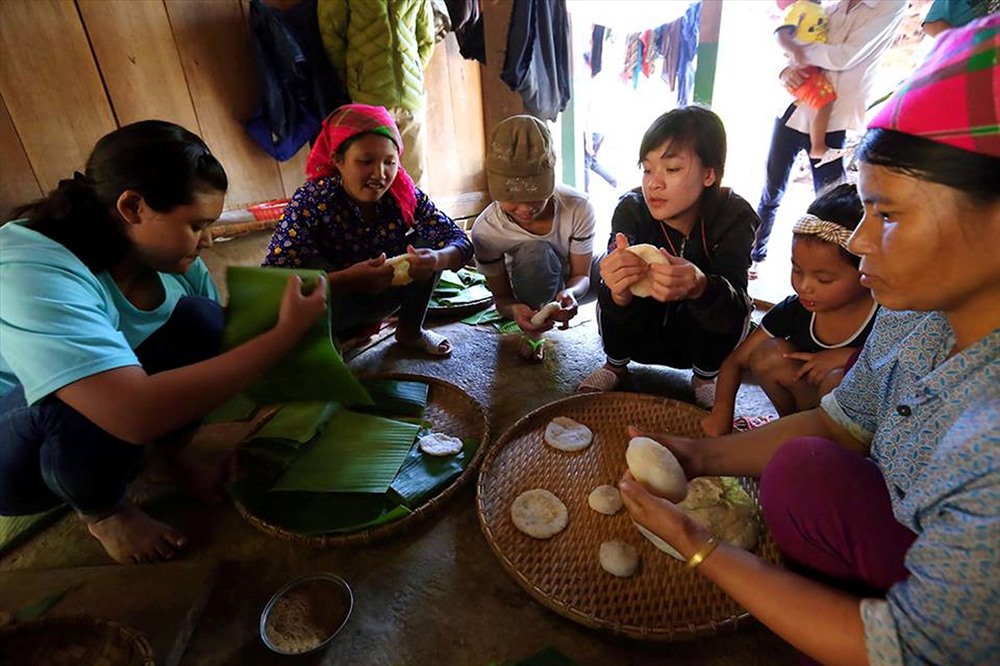 Làm bánh dày trong lễ hội truyền thống tại Lao Chải.