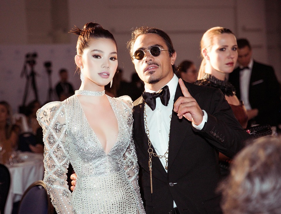 Jolie gặp thần tượng - đầu bếp nổi tiếng của Thổ Nhĩ Kỳ - Salt Bae ở sự kiện. Anh được nhiều người biết đến nhờ kỹ năng dùng dao điệu nghệ và cách nấu ăn như một nghệ sĩ. Sau sự kiện, Jolie ở lại Cannes để thực hiện các bộ ảnh thời trang và sang Monaco xem giải đua xe F1.