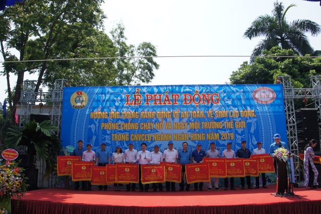 Lãnh đạo Công đoàn Ngân hàng Việt Nam tặng bằng khen cho các đơn vị có thành tích tốt trong trong phong trào thi đua “Xanh, Sạch, Đẹp, bảo đảm an toàn vệ sinh lao động“. Ảnh: T.T