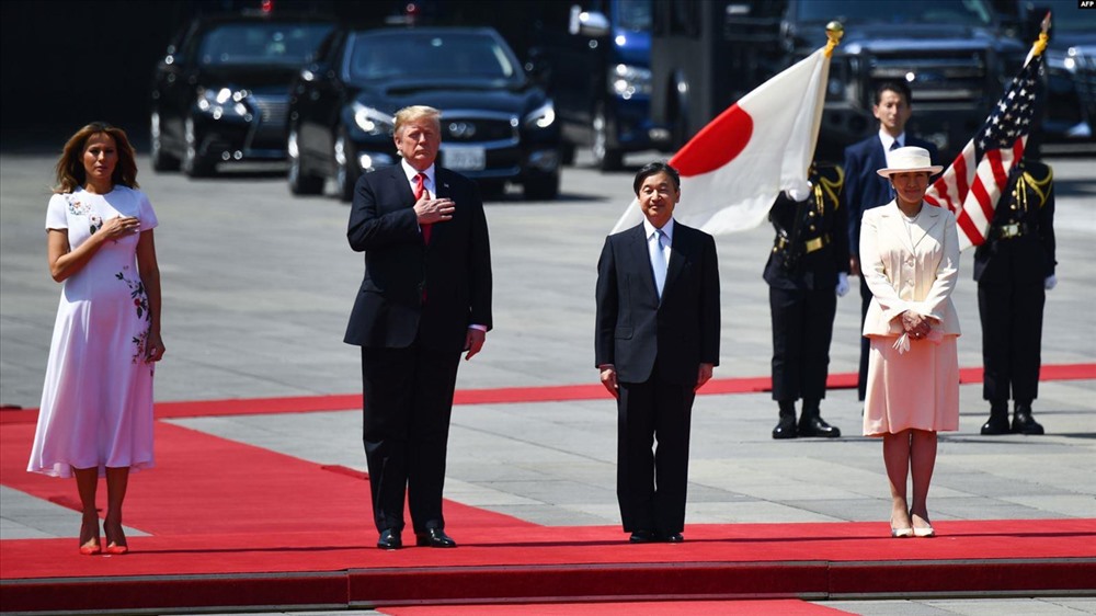 Nhật hoàng Naruhito cùng Hoàng hậu Masako và Tổng thống Donald Trump cùng Phu nhân Melania Trump trên thảm đỏ. Ảnh: AFP