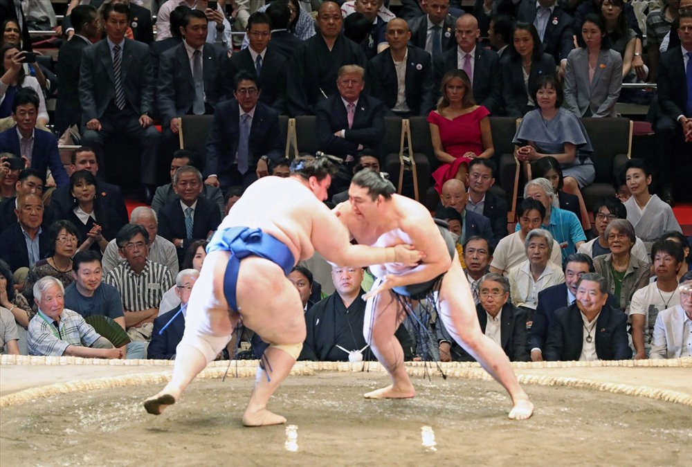 Cùng đến xem giải đấu sumo với vợ chồng Tổng thống Donald Trump có vợ chồng Thủ tướng Nhật Bản Shinzo Abe và 11.500 người. Ảnh: Reuters