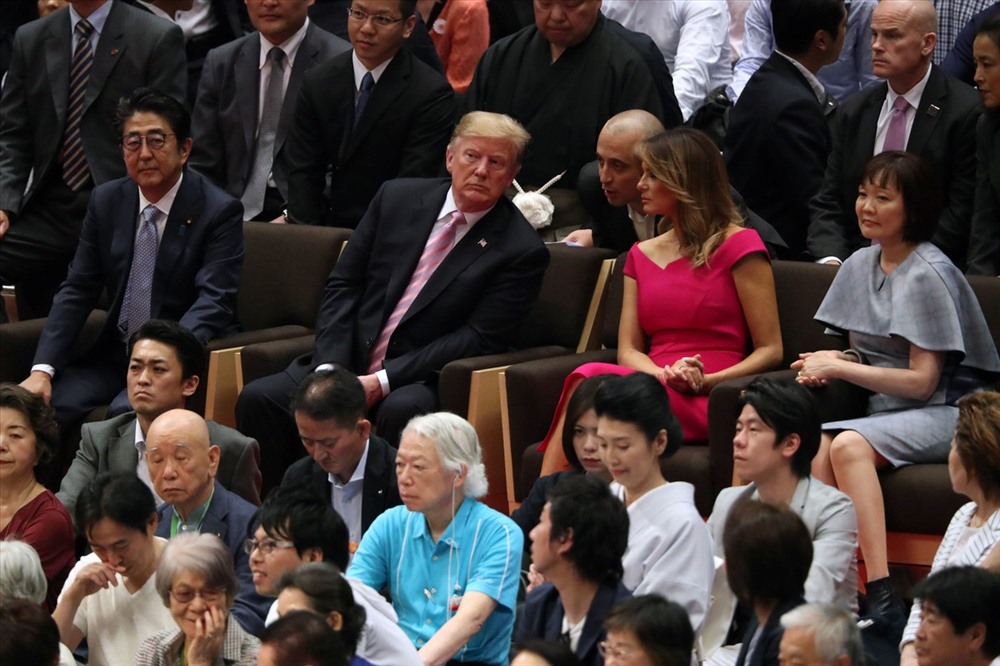 Vợ chồng Tổng thống Donald Trump và vợ chồng Thủ tướng Shinzo Abe xem trận đấu sumo. Ảnh: Reuters