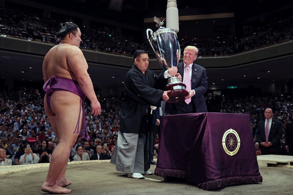 Tổng thống Donald Trump được mời lên sân khấu trao cúp cho người chiến thắng. Ảnh: Reuters