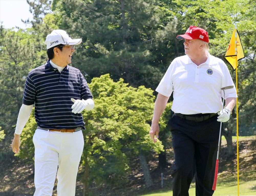 Trước đó, hôm 26.5, Tổng thống Donald Trump đã đi chơi golf với Thủ tướng Nhật Bản Shinzo Abe. Hôm nay 27.5, Tổng thống Donald Trump có mặt tại nhà khách chính phủ để gặp Thủ tướng Nhật Bản Shinzo Abe. Ảnh: Reuters