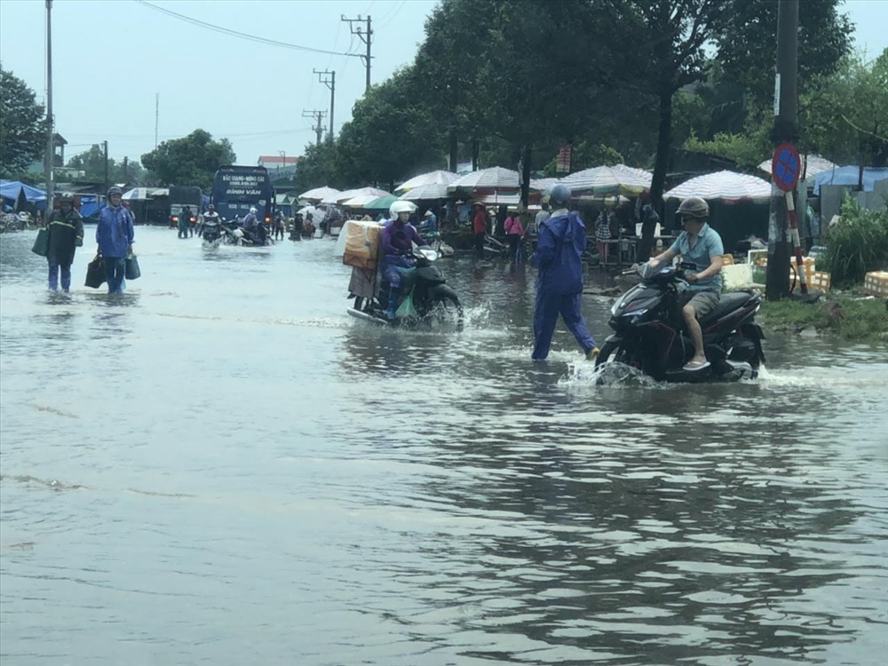 Nhiều tuyến phố tại Móng Cái bị ngập nặng. Ảnh: Hữu Việt