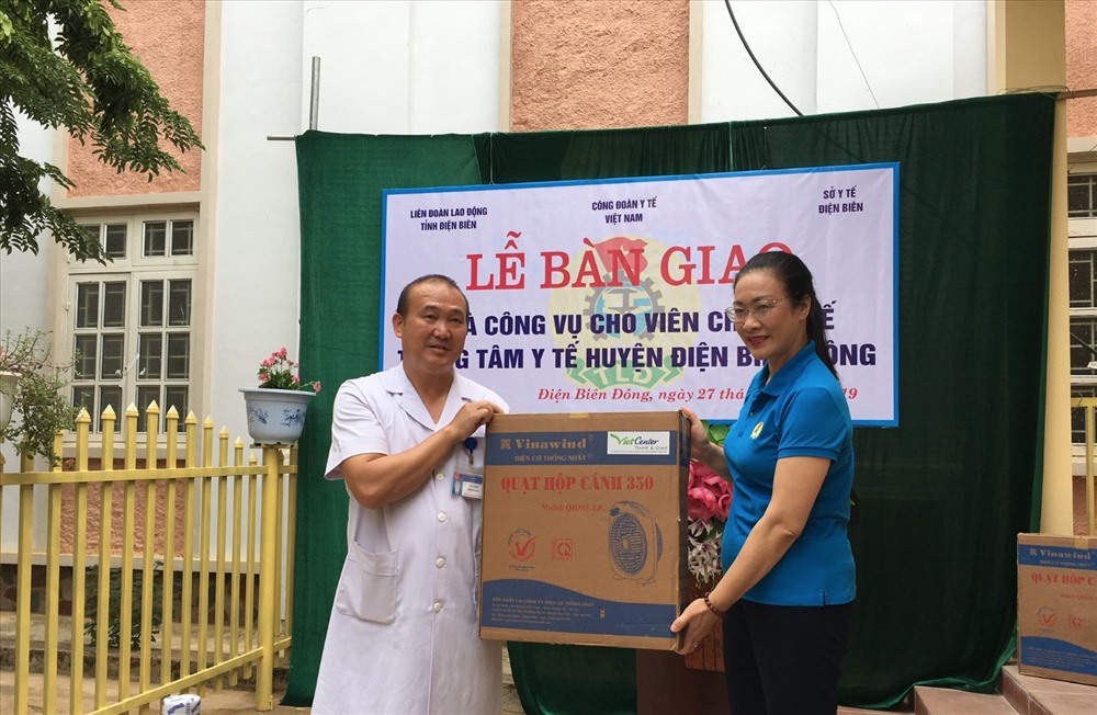 Chủ tịch Công đoàn Y tế VN Phạm Thanh Bình (phải) tặng quạt cho cán bộ, đoàn viên Trung tâm Y tế huyện Điện Biên Đông (tỉnh Điện Biên).