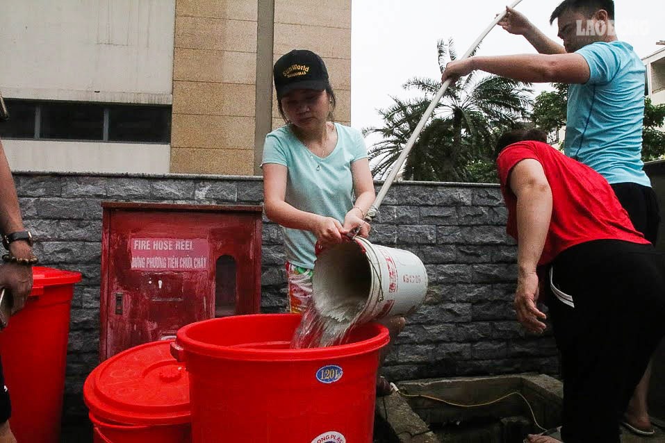 Tuy nhiên sau hai ngày, Công ty CP Nước sạch Tây Hà Nội vẫn chưa cấp nước trở lại khiến cư dân tại đây đã phải mở nắp bể ngầm để lấy nước sử dụng cho những nhu cầu tối thiểu trong sinh hoạt.