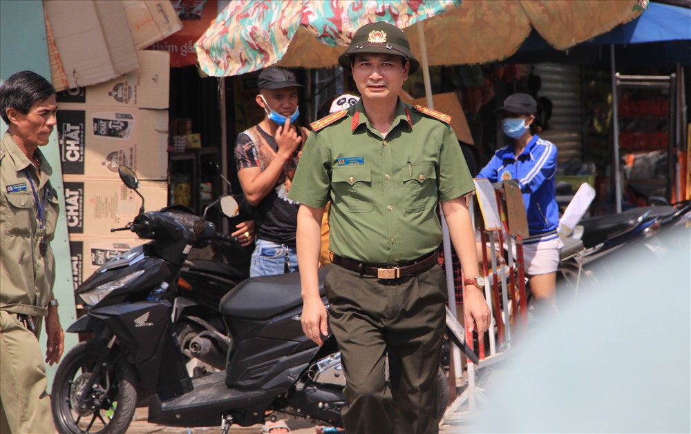 Đại tá Trịnh Ngọc Quyên – Giám đốc Công an tỉnh Bình Dương đã đến hiện trường vụ phát hiện 3 người một gia đình tử vong.