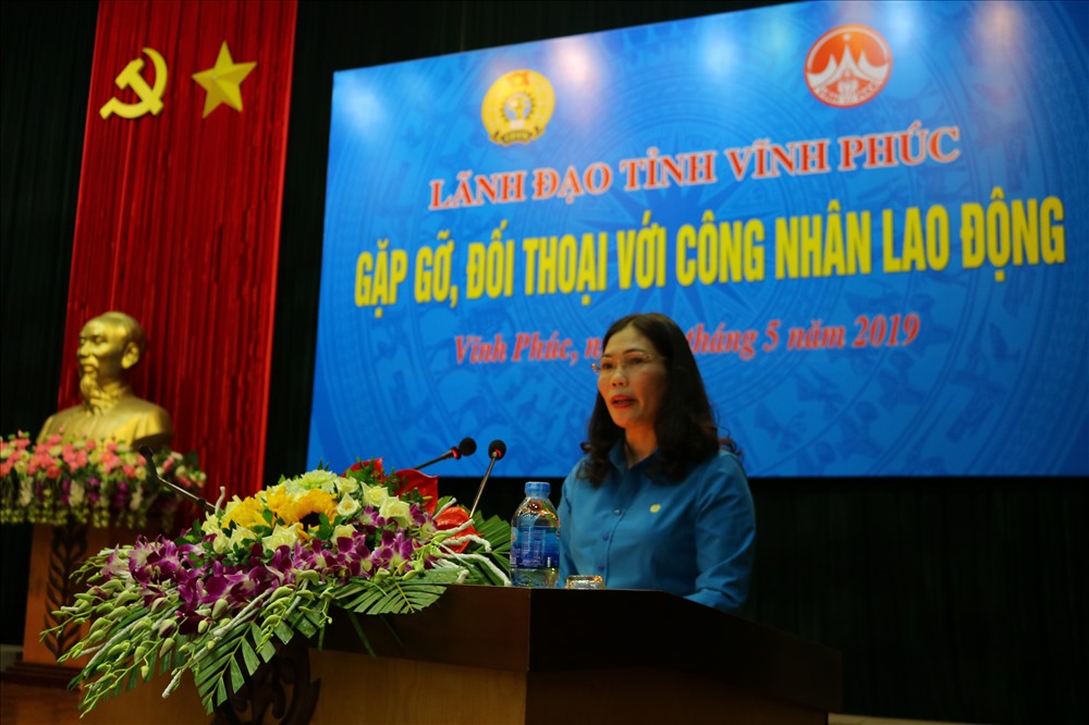Đồng chí Trịnh Thị Thoa –Chủ tịch LĐLĐ tỉnh phát biểu tại buổi đối thoại.