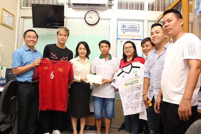 Ngoài ra, nhà tài trợ chính của HAGL là Ô tô Trường Hải Thaco cũng đã tặng số tiền 50 triệu cho gia đình bé Đạt. Ảnh: HAGL FC