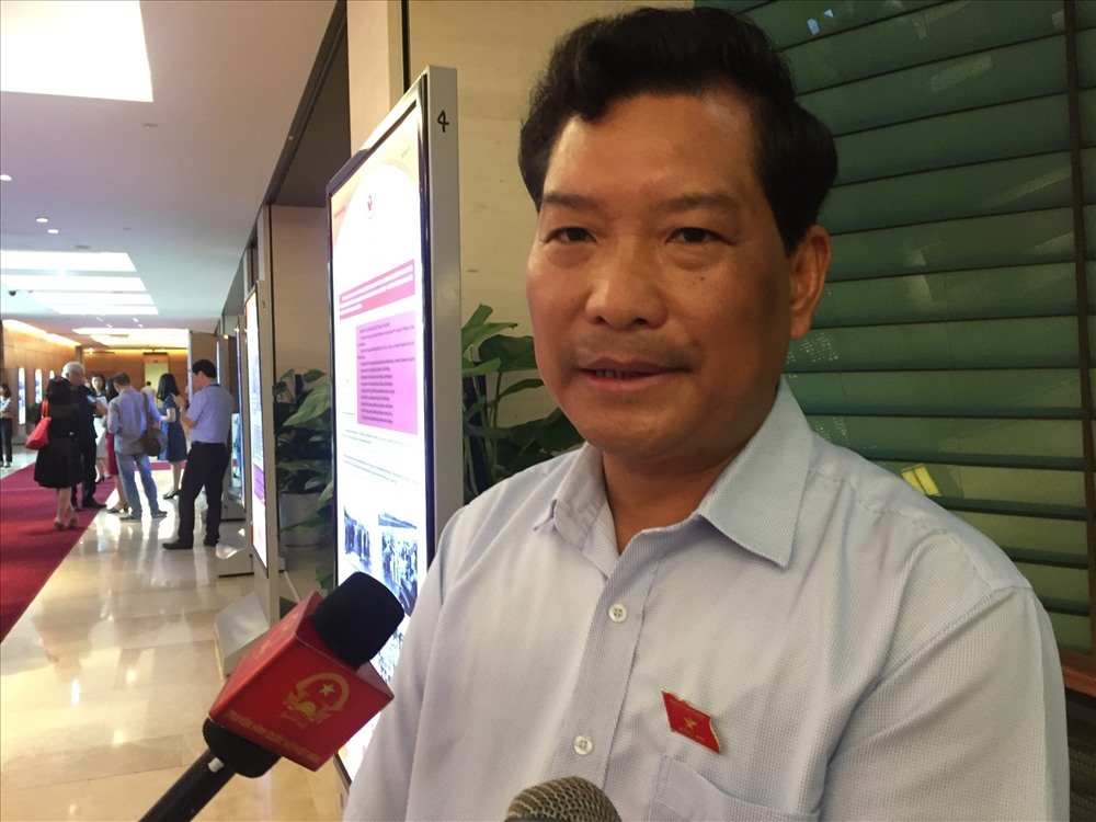 Đại biểu Chu Lê Chinh (Đoàn Lai Châu) trao đổi với báo chí bên hành lang Quốc hội liên quan đến vụ gian lận thi cử xảy ra ở một số địa phương năm 2018.