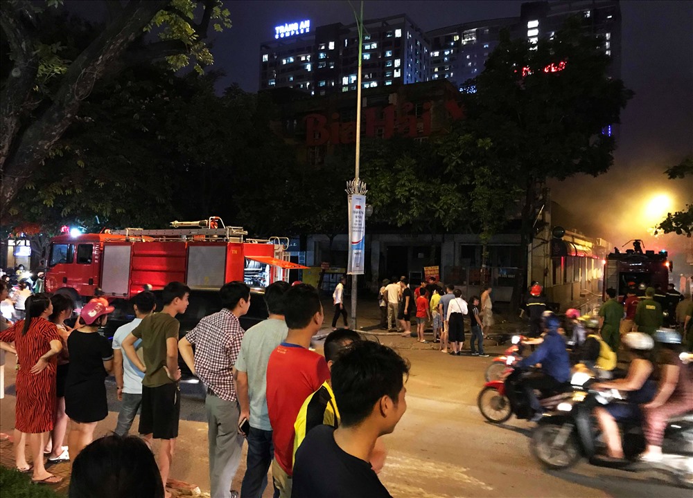 Cháy tầm 21h ngày 27/5, từ khu bếp của quán bia Hải Xồm có địa chỉ ở số 91 Hoàng Quốc Việt - Cầu Giấy Hà Nội