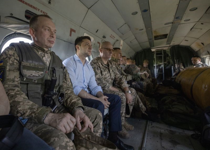 Tổng thống Ukraina Volodymyr Zelensky di chuyển bằng trực thăng đến thăm vùng Luhansk, miền đông Ukraina hôm 27.5. Ảnh: AP.