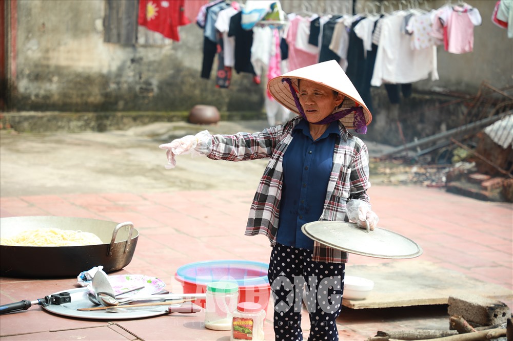 Bà Tân và con trai đang thực hiện quay 1 clip để đăng tải lên mạng xã hội. Ảnh: Phương Anh.