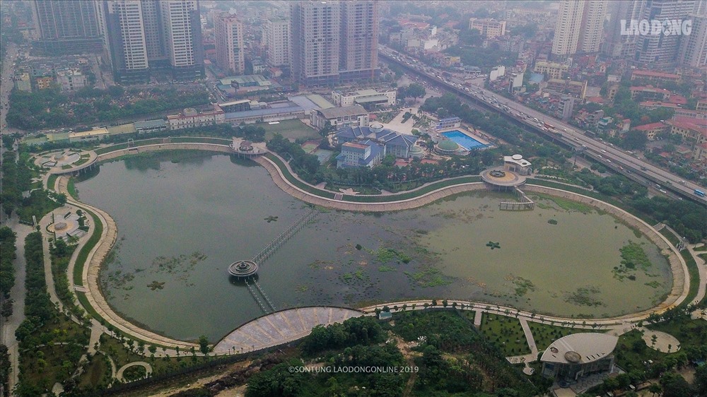 Nằm trên địa bàn 2 quận Thanh Xuân và Cầu Giấy, với diện tích khoảng 13,2 ha. Dự án công viên hồ điều hòa Nhân Chính được khởi công vào tháng 5.2016 với tổng mức đầu tư gần 300 tỉ đồng. Dự kiến ban đầu sẽ hoàn thành vào tháng 6.2017.