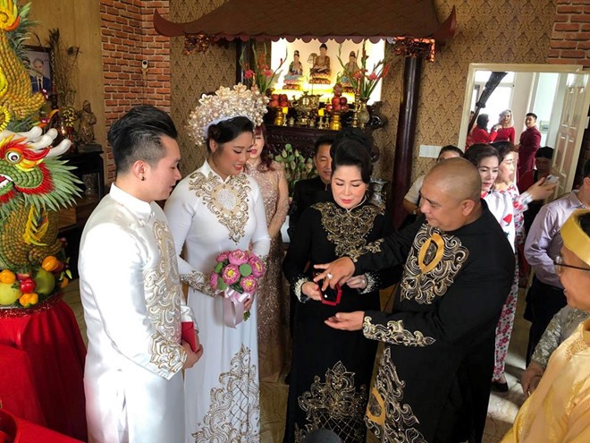 NSND Hồng Vân - Lê Tuấn Anh trao của hồi môn cho con gái trong ngày cưới.