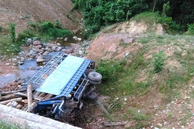 Hiện trường chiếc xe tải chở gỗ gặp nạn, 2 người trên xe tử vong ở Sơn Hồng. Ảnh: Trần Tuấn.