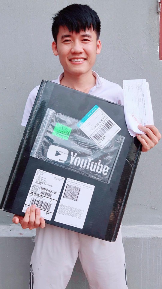 Tháng 4.2019, kênh YouTube của Hưng Vlog chính thức cán mốc 1 triệu lượt theo dõi và giành nút Vàng của YouTube sau 2 năm khởi tạo.