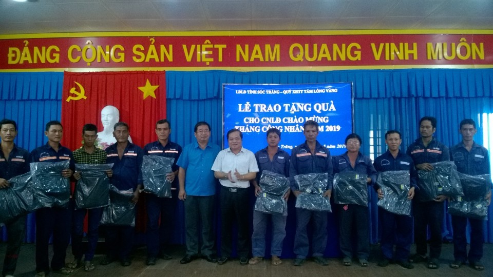 ông Ngô Thái Chân - Chủ tịch LĐLĐ tỉnh Sóc Trăng trao quà Nike cho CNLĐ của Công ty Cổ phần Công trình Đô thị Sóc Trăng
