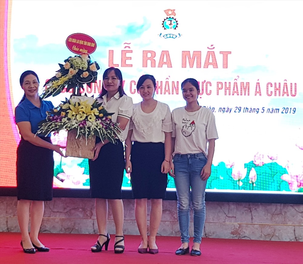 Đồng chí Lê Thị Mai Thủy, Phó chủ tịch LĐLĐ tỉnh Ninh Bình tặng hoa chúc mừng Ban chấp hành CĐ công ty cổ phẩn thực phẩm Á Châu. Ảnh: NT