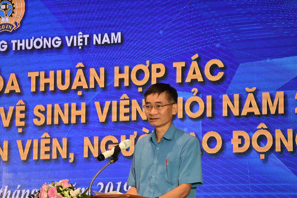 Phó Chủ tịch Tổng LĐLĐVN Trần Văn Thuật phát biểu tại buổi lễ. Ảnh: H.A