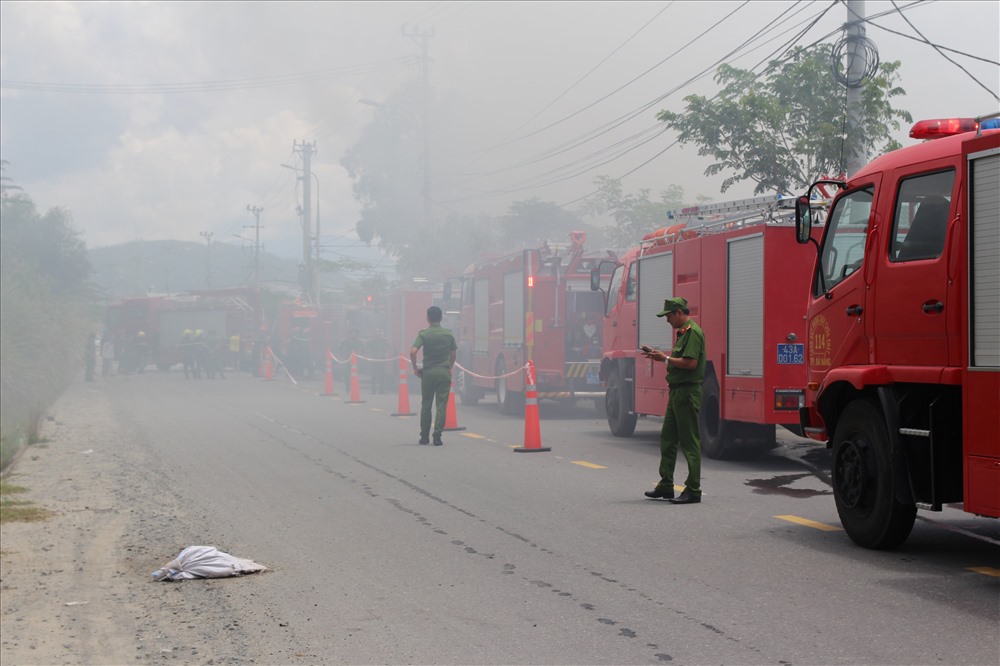 Hàng chục xe cứu hỏa được điều đến hiện trường.