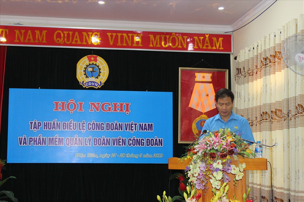 Đồng chí Lê Thanh Hà, UVBCH Tổng LĐLĐ Việt Nam, Chủ tịch LĐLĐ tỉnh phát biểu tại hội nghị. Ảnh: Đặng Sang.