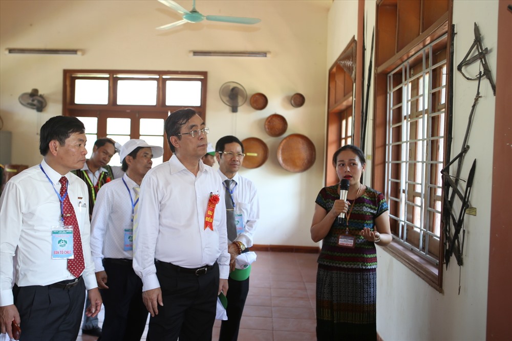 Hướng dẫn viên thuyết minh về những dụng cụ của đồng bào thiểu số được trưng bày tại Klu. Ảnh: Hưng Thơ.
