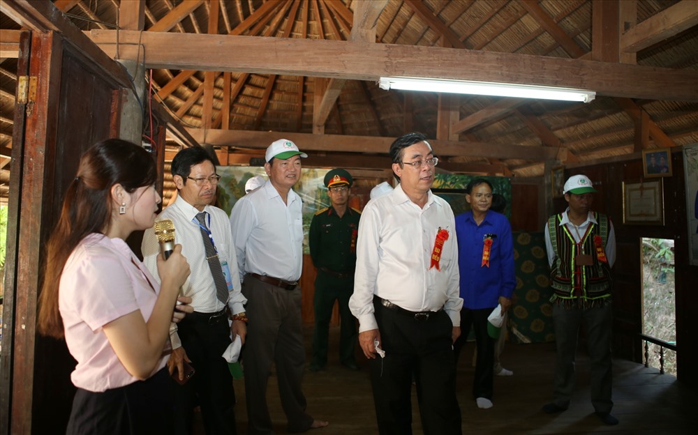 Tham quan bên trong một ngôi nhà bản cổ. Ảnh: Hưng Thơ.