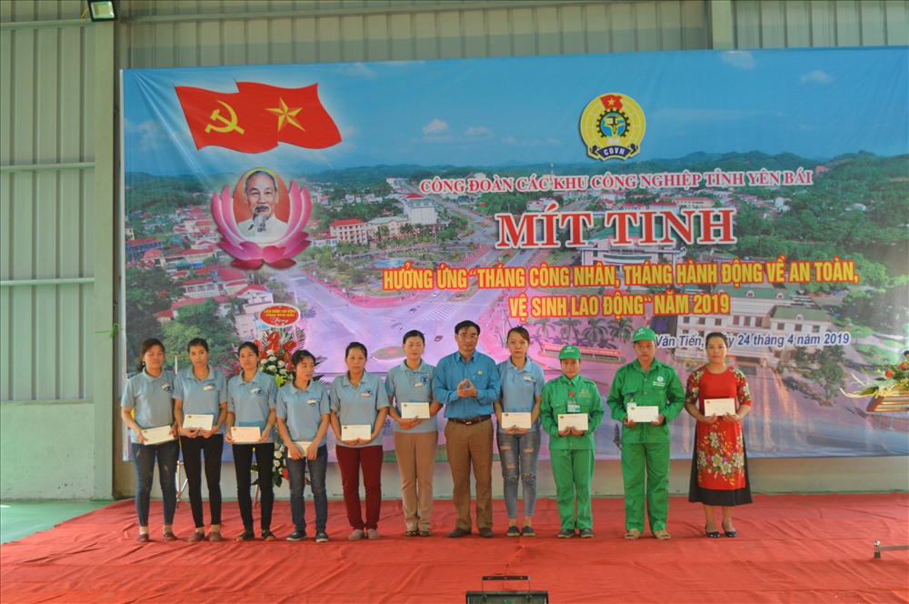 Đồng chí Nguyễn Chương Phát, Chủ tịch LĐLĐ tỉnh trao quà cho công nhân lao động có hoàn cảnh khó khăn