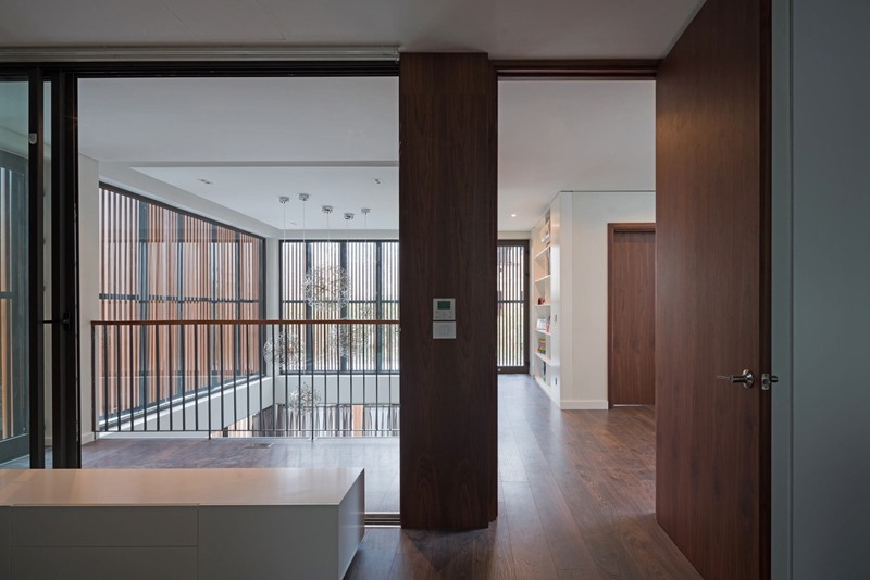 Với khu vực riêng tư trên tầng hai, sàn nhà ốp gỗ mang lại sự ấm cúng.