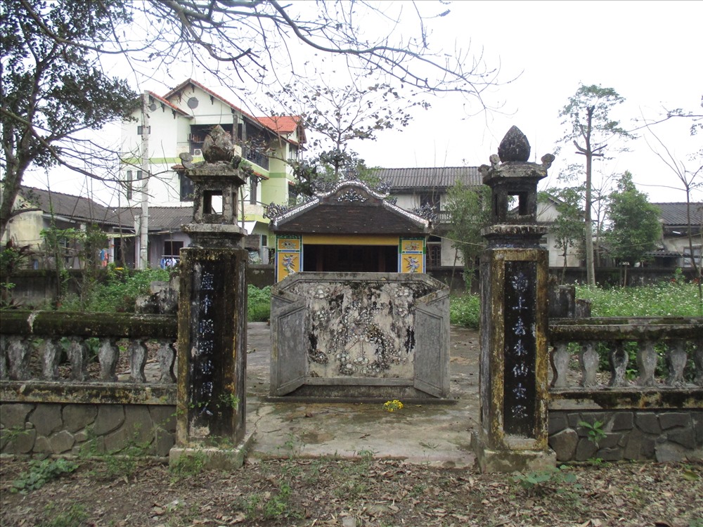 Tại ngôi làng này có điểm di tích Am Bà. Đây là nơi Người thường xuống đây chơi và học bài. Am Bà là miếu thờ thần Thiên-Y-A-Na, một trong những tín ngưỡng thờ “mẫu” của người Việt mang màu sắc Chăm-pa.