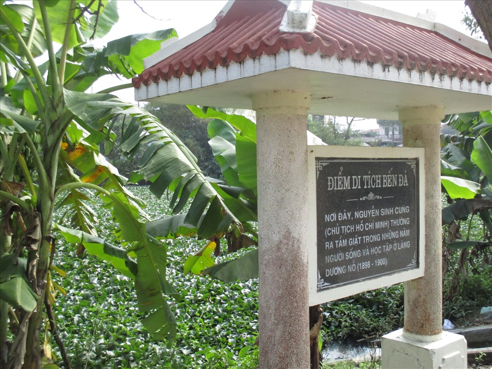 Bến tắm bằng đá đơn sơ gắn liền với tuổi thơ của Bác Hồ trong 2 năm sống ở đây. Người thường ra Bến Đá tắm giặt và hóng mát. Bến đá là một bến nước nhỏ nằm bên sông Phổ Lợi.