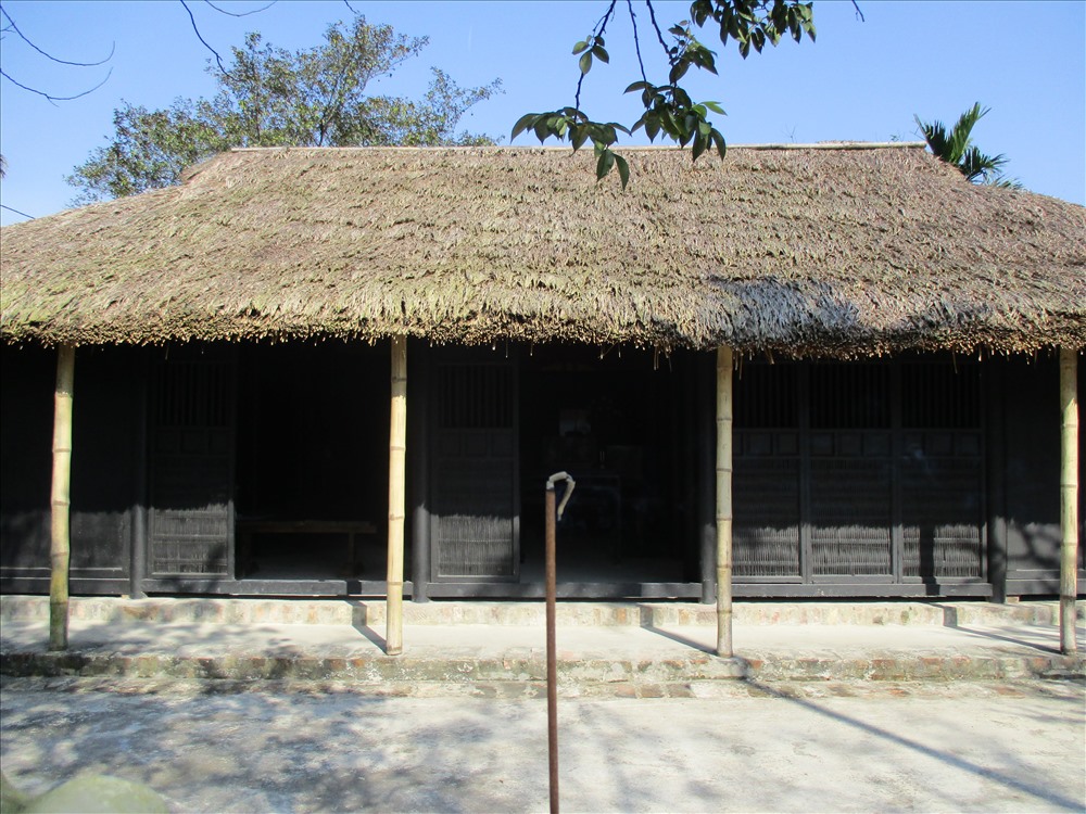 Nhà lưu niệm Bác Hồ là ngôi nhà Chủ tịch Hồ Chí Minh từng sinh sống trong khoảng thời gian năm 1898 – 1900. Vào năm 1898, cụ Nguyễn Sinh Sắc (thân sinh Bác Hồ) được cụ Nguyễn Sĩ Độ mời về nhà dạy học tại làng Dương Nỗ.