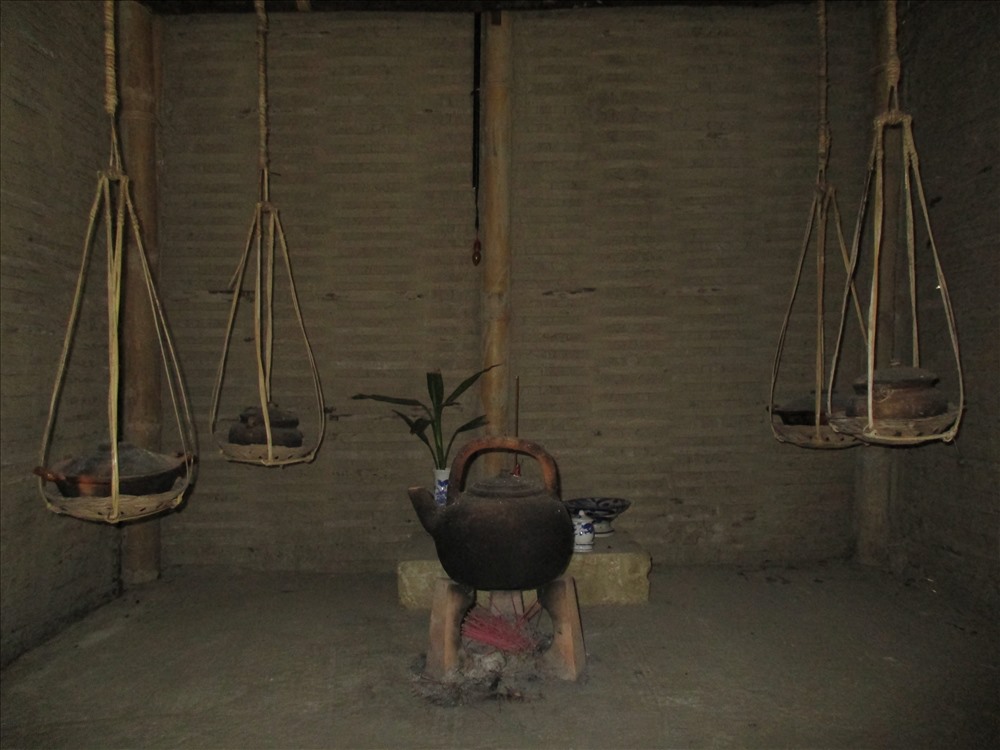 Nối với nhà chính là ngôi nhà ngang 3 gian, mái lợp tranh, vách trát đất được dùng làm bếp sinh hoạt.