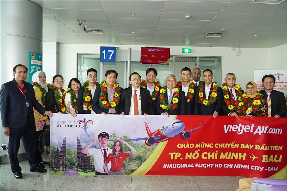 Ông Đỗ Xuân Quang, Phó Tổng giám đốc Vietjet và đại diện lãnh đạo hãng chào mừng đoàn Đại sứ và Lãnh sự các nước ASEAN và hành khách trên chuyến bay đầu tiên từ TP. HCM đến Bali. Ảnh VJ