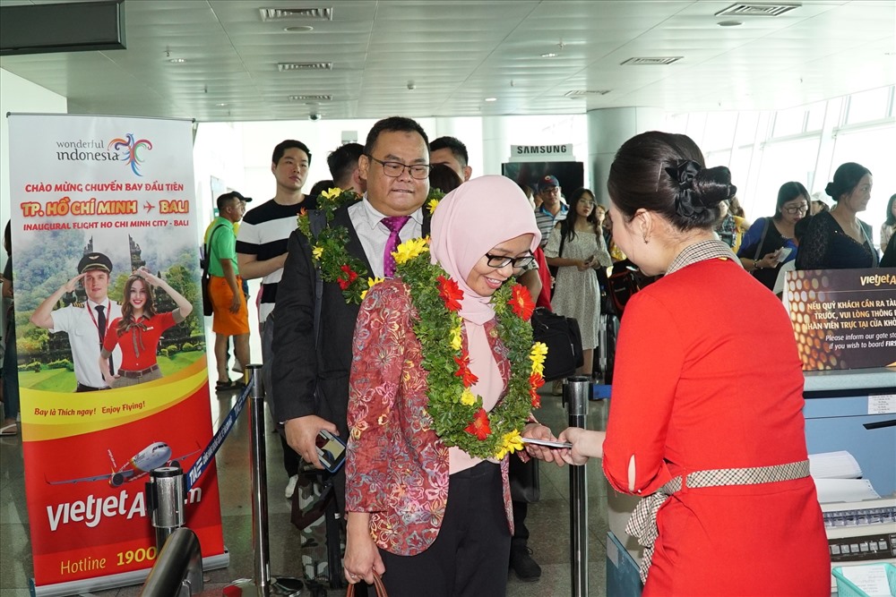 Những hành khách trên chuyến bay đầu tiên từ TP. HCM đến Bali. Ảnh VJ