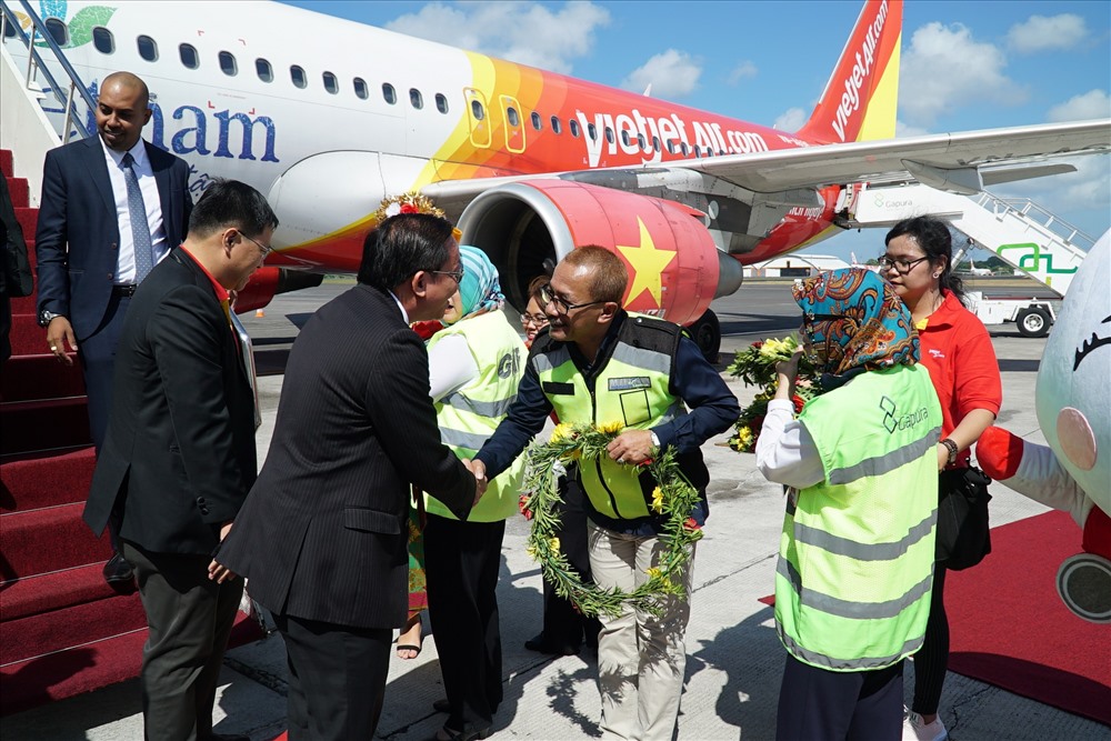 Đại diện Bộ Du lịch Indonesia và lãnh đạo sân bay Quốc tế Ngurah Rai chào mừng chuyến bay khai trương của Vietjet đến Bali. Ảnh VJ