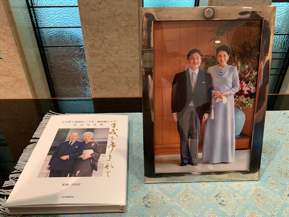 Cuốn sách viết về dấu ấn của Nhật hoàng Akihito và Hoàng hậu Michiko trong 30 năm thời kỳ Bình Thành và ảnh tân Nhật hoàng Naruhito và Hoàng hậu Masako. Ảnh: V.A